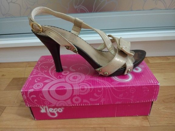 Босоножки на каблуке