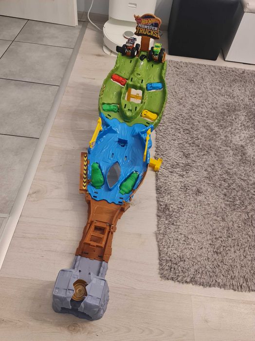 Хот Уийлс писта Разбиващо състезание