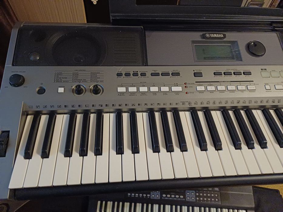Vând  Yamaha PSR E443