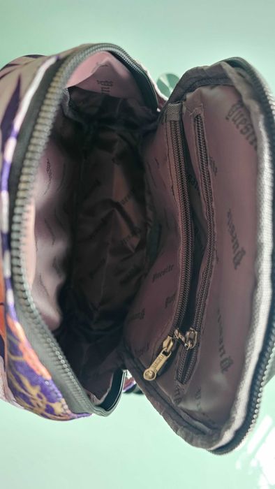 Дамска раница черна с флорални мотиви