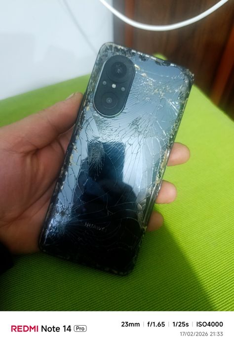 Huawei se 9 sotiladi orqa qopqogʻi va ekrani singan zapchastlari ishli