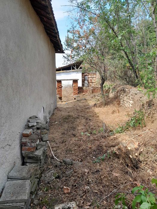 Продавам селска къща с монолитен гараж