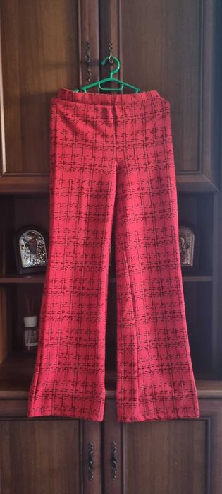 Pantaloni rosi elastici
