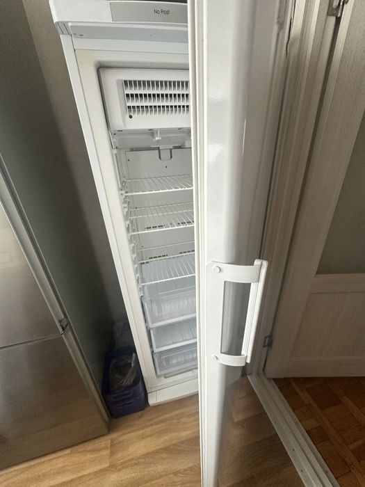 Indesit морозильник не морозит и шумит бу