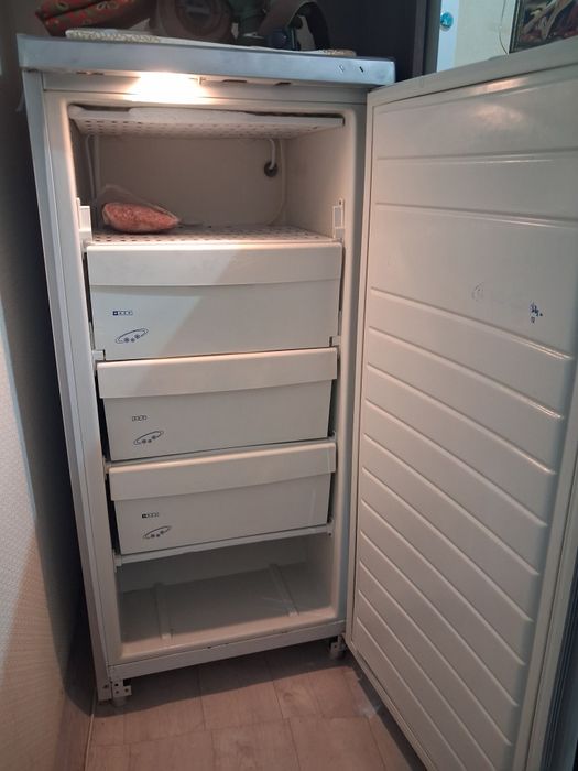 Продам отличныи стол для гостиной