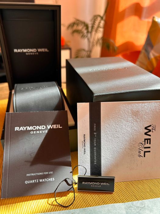 Луксозен швейцарски дамски часовник Raymond Weil Noemia с 12 диаманта