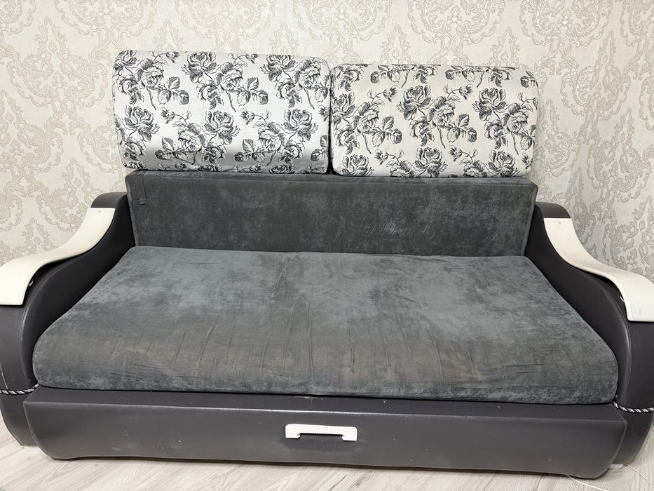 Диван в хорошем состоянии