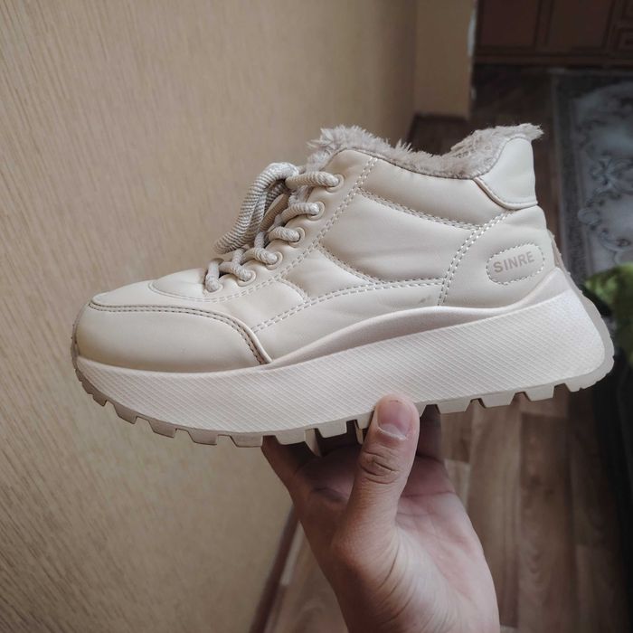 Женские зимние кроссовки