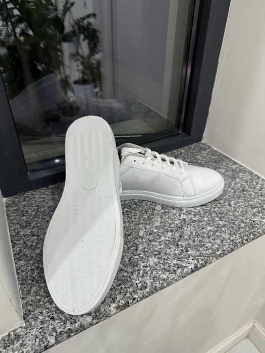 продаю белые кеды