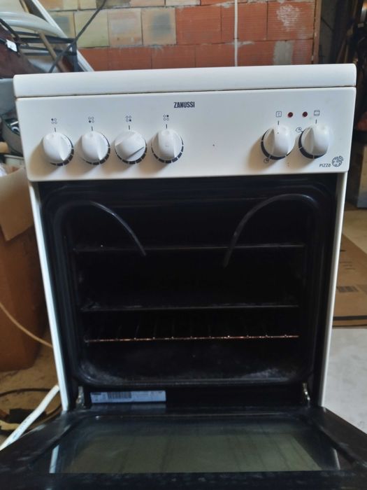 Продавам готварска печка ZANUSSI zcv560mw