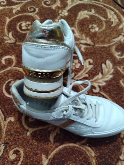 Adidași sport Guess