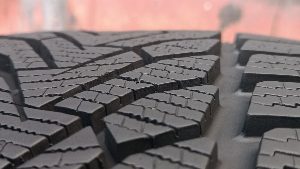 235/40/19 Uniroyal Дот 3523