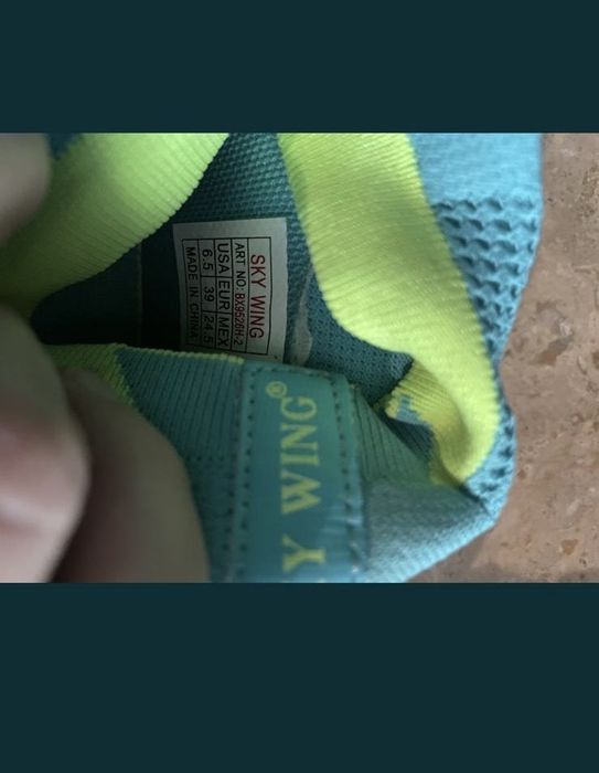 Vand adidasi pentru sintetic.