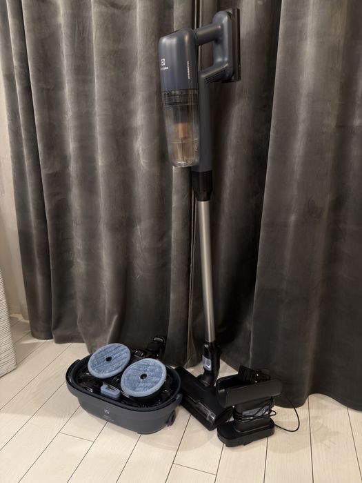 Aspirator Electrolux Hygienic 700 ( ca nou ) - pachet complet