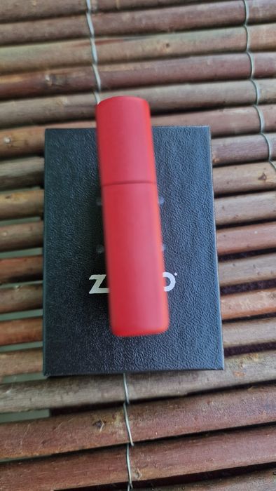 Brichetă Zippo Originală Red Matte – Nouă în cutie / Made in USA