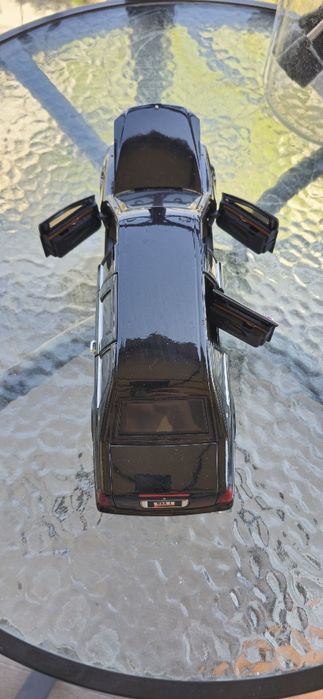 Road Signature '01 Cadillac Limousine Pres. Series 1/24 Diecast Model