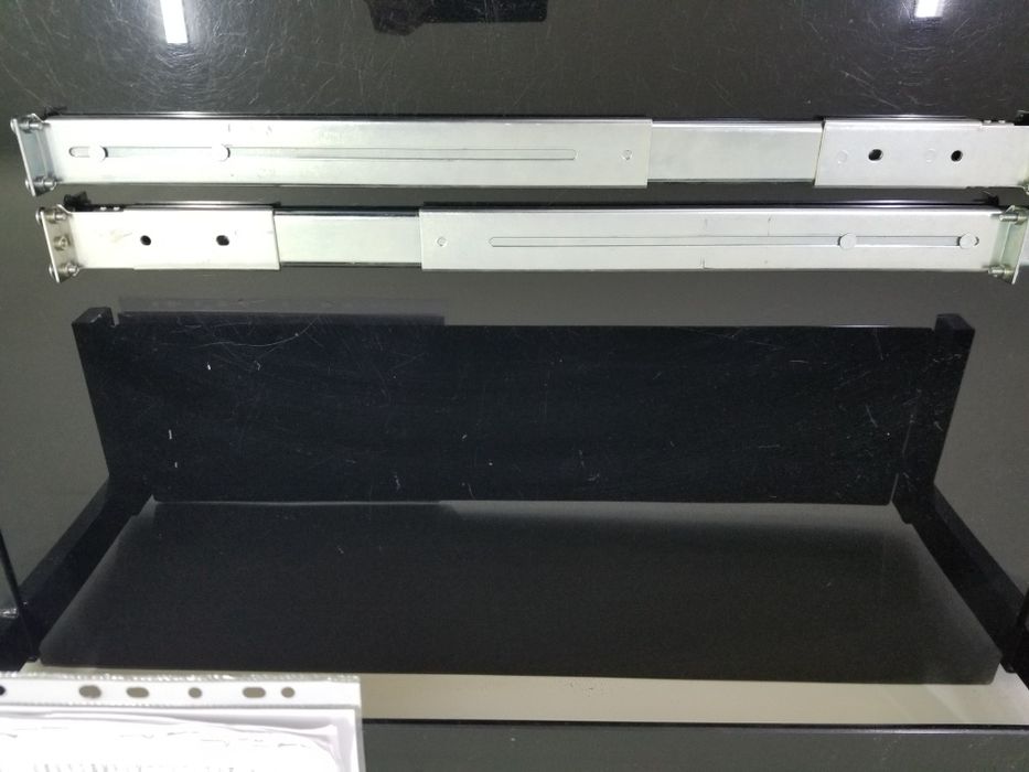 Сервер с комплектом креплений