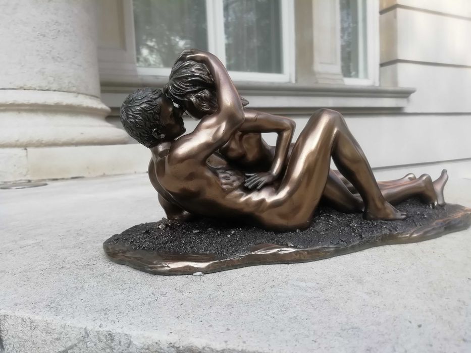 Statueta de bronz, indragostiti imbratisati, cu totul deosebita, arta