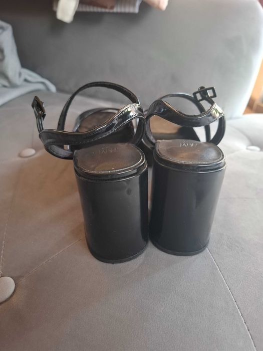 Vând sandale noi H&M