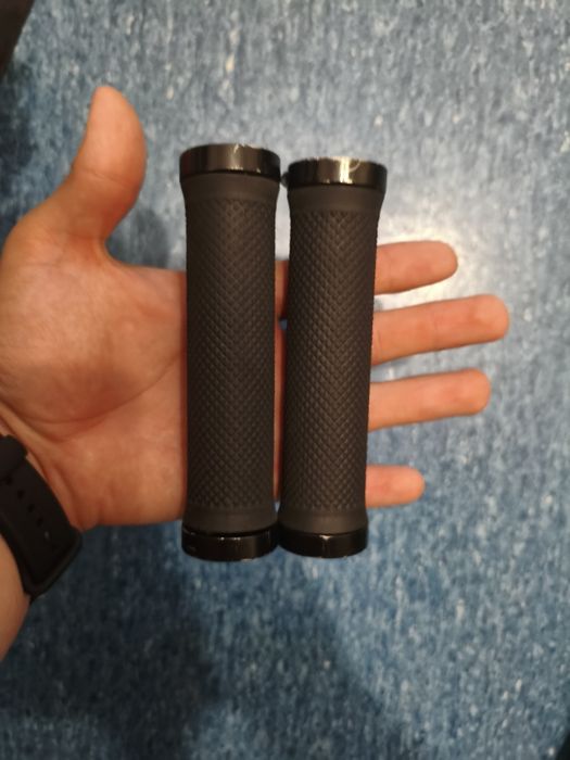 Грипсы на руль, черные