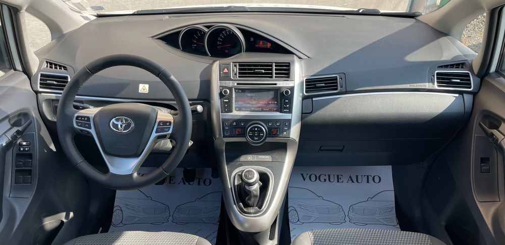 Кола под наем Toyota Verso