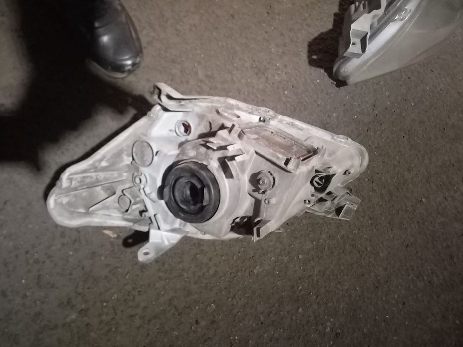 Фары на таета ярис .в нормальном состоянии.