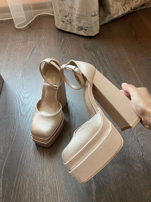 Обувки с висок ток