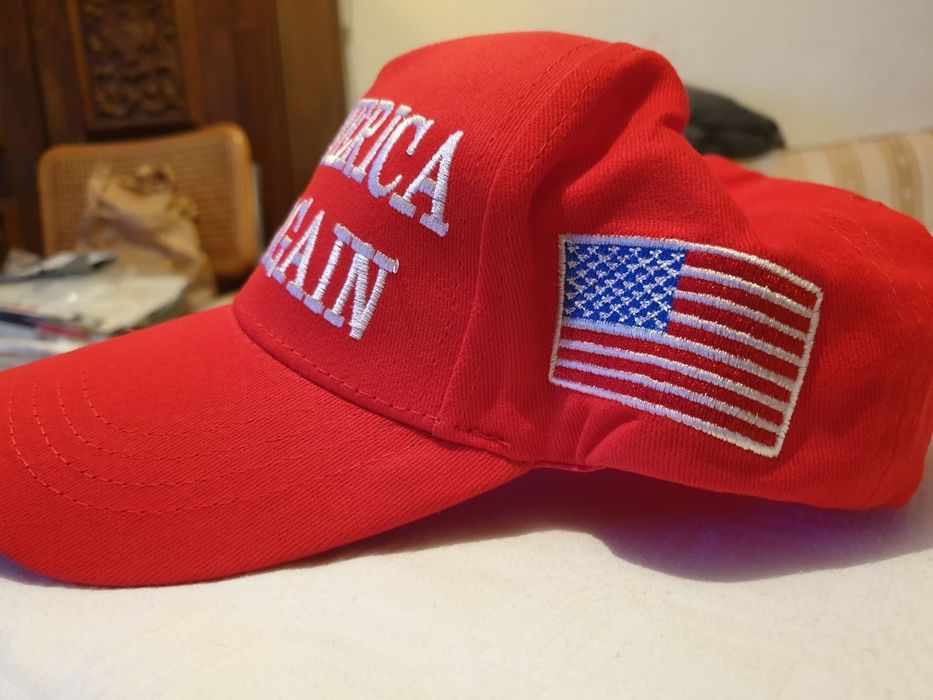 Doua șepci Trump 2024