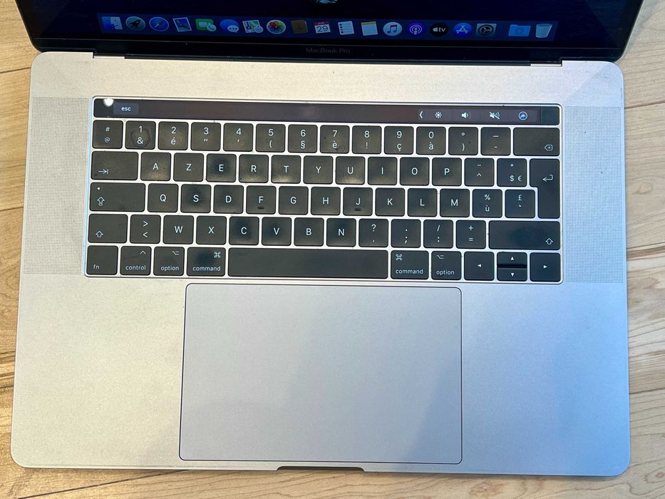 MacBook Pro 15” (2017) – Touch Bar – Много добро състояние – AZERTY