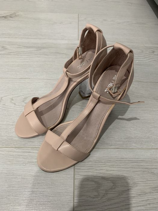 Нежные босоножки на каблуке next