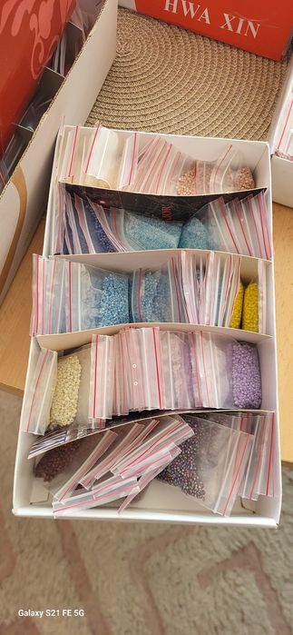 Голям комплект стъклени мъниста за бижута – 400+ пакетчета по 10-15г.