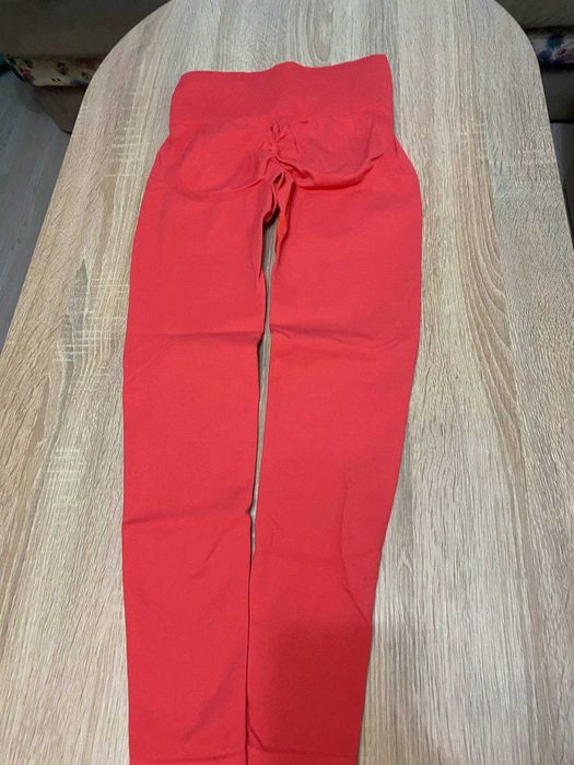 Продавам дамски спортни клинове