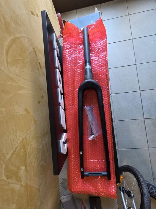 Furca de carbon pentru gravel