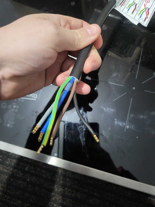 Vand plita electrica Noua. Nu este folosita.