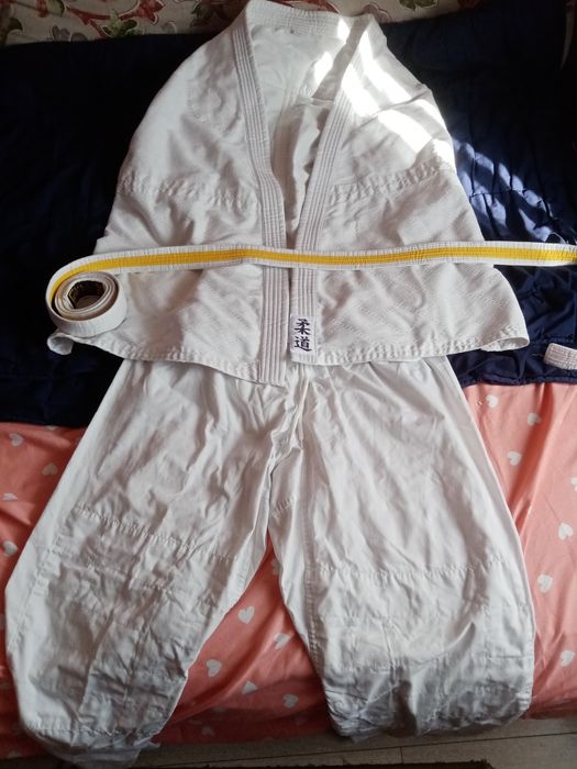 Vând costum judo