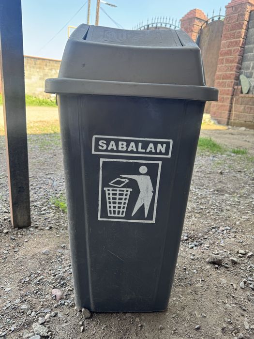 Мусорный бак б/у