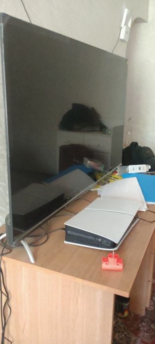 ЖК-телевизор с PS5 и контроллерами Sony (2 шт.)