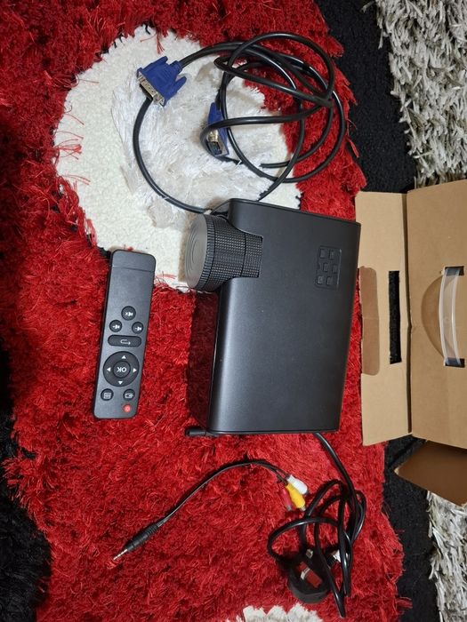 Mini videoproiector
