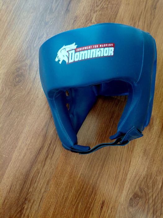 Два чифта боксови ръкавици и каска