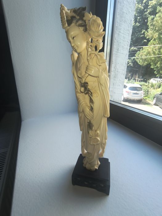 Statuetă Fildeș (doar pentru cunoscători și pasionați