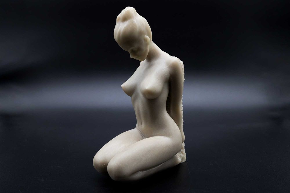 Ръчно изработена мраморна скулптура „Елиана“ – поставка за книги