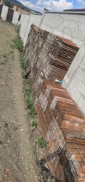 Vând țiglă mare cu un cioc