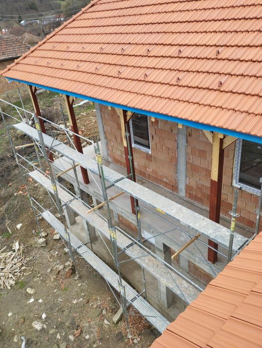 Executam case la rosu