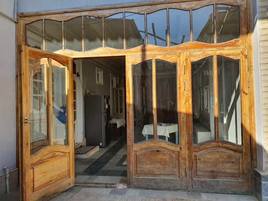 Срочно тахталик дарвоза хонага мулжалланган  витраж эшик сотилади