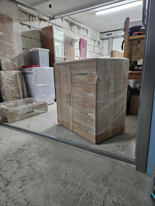 Комод с чекмеджета и врата