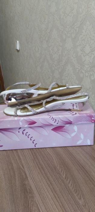 Продаются босоножки женские