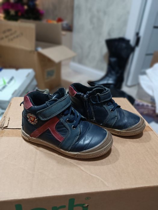 Ботинки и куртка на 4-5 лет