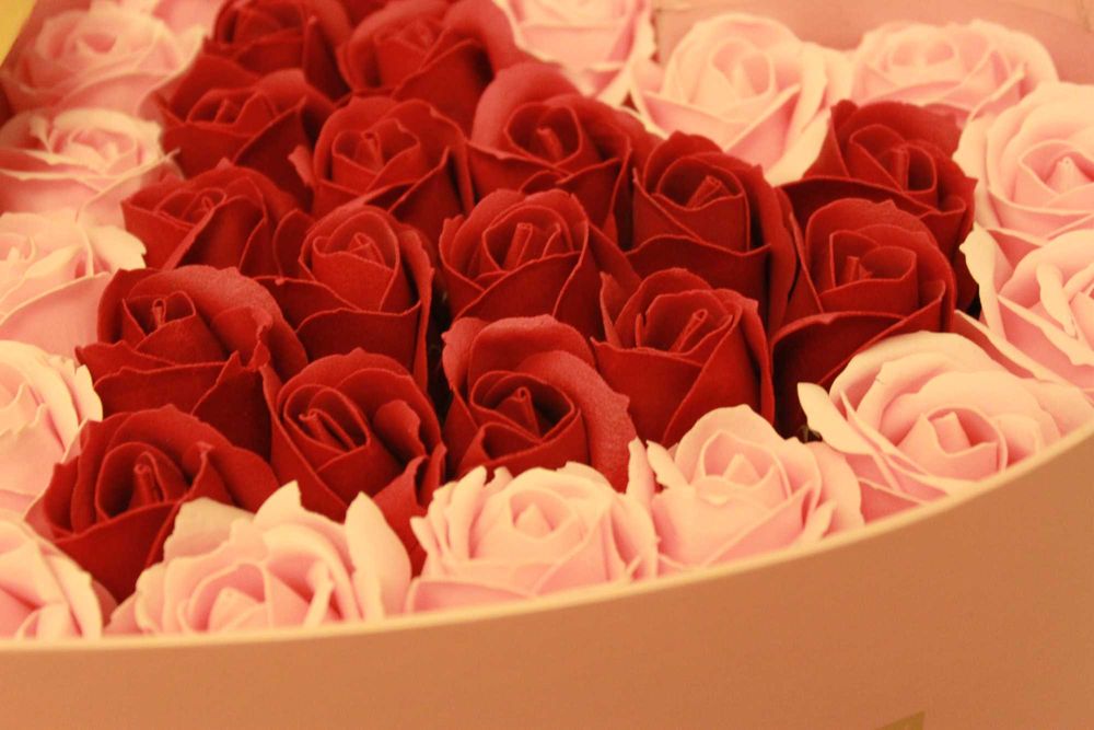 Cutie inimă cu trandafiri roșii și roz