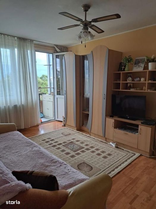 Apartament 3 camere , Carpati 1 , decomandat , et. 4 , 55.000 euro neg