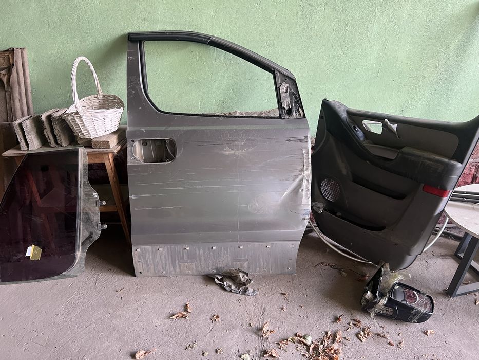 Правая передняя дверь старекс